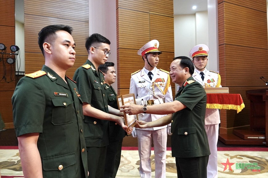 View - 	Tổng kết, trao Giải thưởng Tuổi trẻ sáng tạo trong Quân đội lần thứ 24